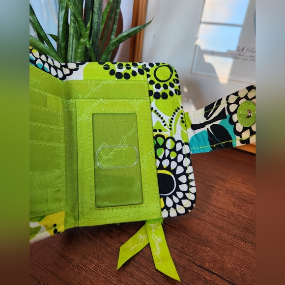 Vera Bradley Lime's Up Card/ ID Holder - Picture 5 of 6